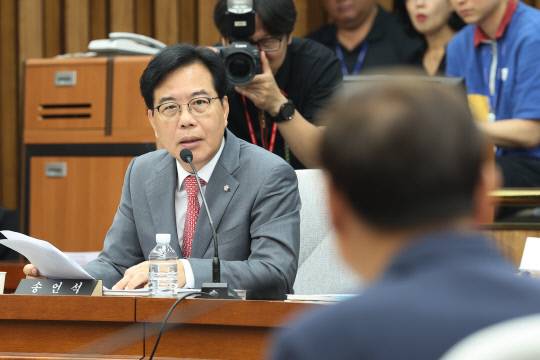 송언석 국민의힘 원내대표가 19일 국회 정보위원회에서 열린 이종석 국가정보원장 후보자에 대한 인사청문회에서 질문하고 있다. 연합뉴스.