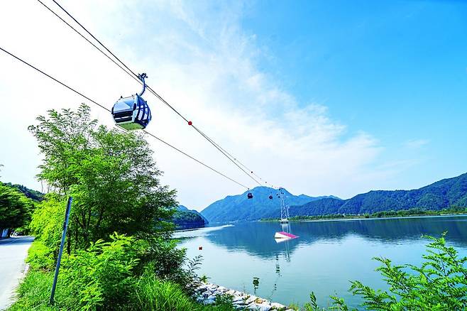 춘천 삼악산 호수 케이블카. 삼천동에서 의암호를 가로질러 삼악산까지 연결하는 3.61㎞ 코스다. 춘천시 제공