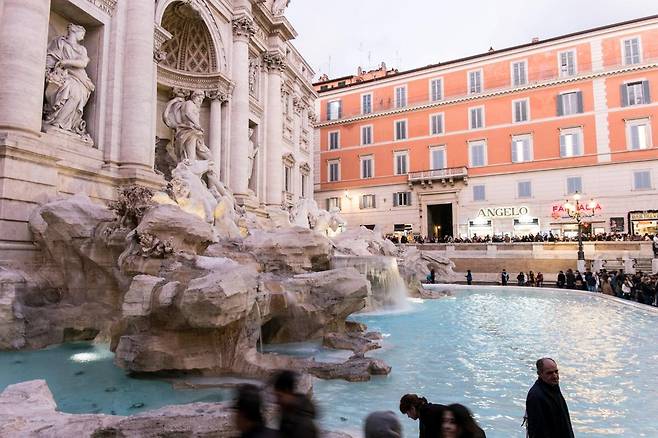 스페인 계단은 유네스코 세계문화유산으로 매년 많은 관광객이 찾는 명소지만, 반복되는 차량 침입 사고로 문화재 훼손 우려가 커지고 있다. 로마 당국은 재발 방지를 위해 진입 차단 시설과 안내 표지판 강화 등 대책을 검토 중이다. (사진=게티이미지코리아)
