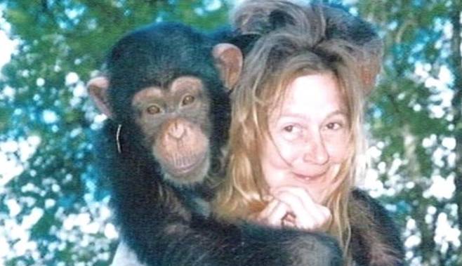 침팬지와 함께 있는 찰라 내시. 출처=데일리메일