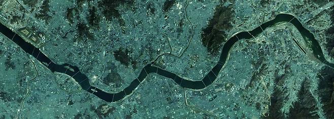 2020년 한강을 찍은 위성사진. 1969년 사진에 비해 여의도의 형태와 크기, 물길의 모양과 넓이 등이 크게 변했다. 혜화1117 제공