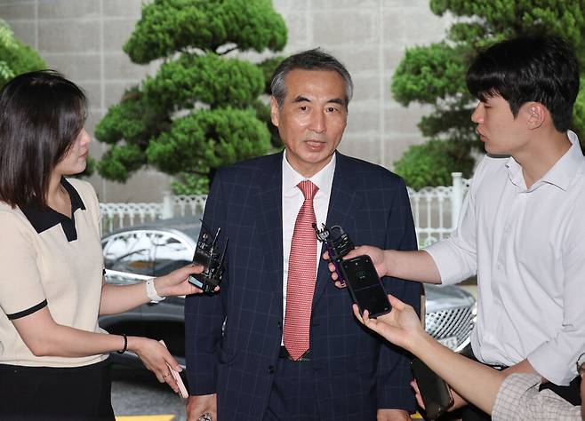 윤석열 전 대통령 부인 김건희 여사 관련 의혹을 수사하는 민중기 특별검사가 20일 서울 서초구 서초동에 마련된 임시 사무실로 출근하며 취재진의 질문을 받고 있다. 연합뉴스