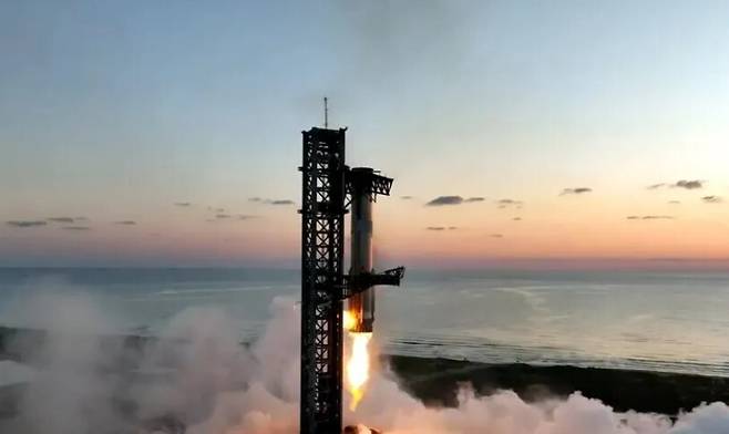 지난해 10월13일(현지시각) 스페이스엑스의 스타십 1단 슈퍼헤비 로켓이 5차 시험발사에서 비행을 마치고 발사대로 돌아왔다. 스페이스엑스 제공