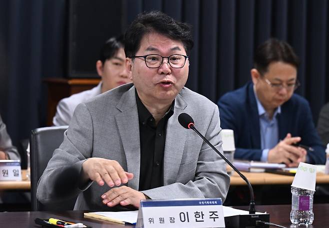 이한주 국정기획위원장이 2025년 6월20일 오전 서울 종로구 정부서울청사 창성동 별관에서 열린 검찰청 업무보고에서 모두 발언하고 있다. 연합뉴스