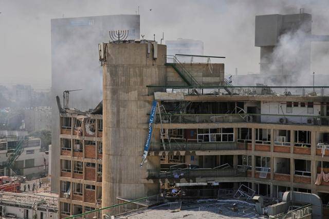 19일 이스라엘 베르셰바에 있는 소로카 병원 단지 내 건물이 이란의 미사일 공격을 받아 연기가 피어오르고 있다. 베르셰바=AP 뉴시스