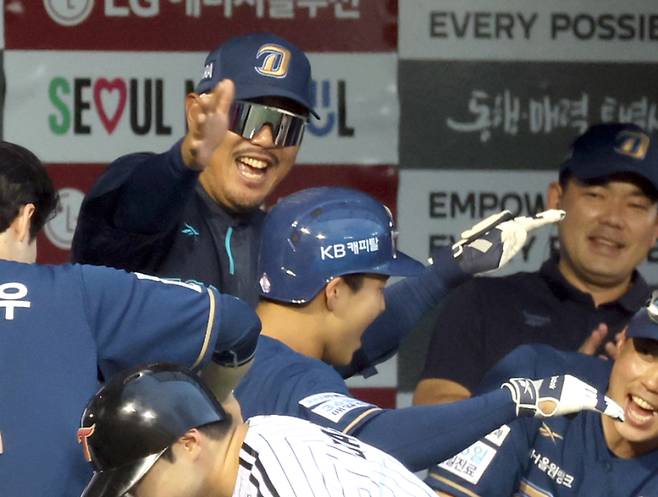 19일 오후 잠실야구장에서 열린 2025 프로야구 NC와 LG 경기. NC 김휘집이 5회 좌중간 1점 홈런을 날리고 이호준 감독의 축하를 받고 있다. 잠실=정시종 기자 capa@edaily.co.kr /2025.06.19.