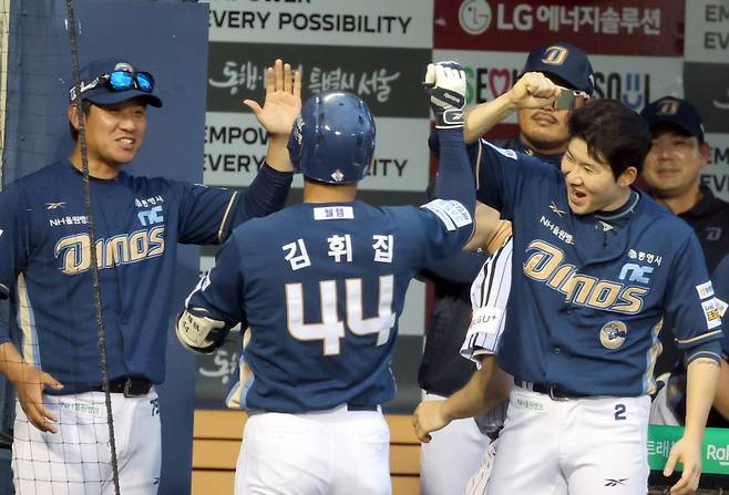 19일 오후 잠실야구장에서 열린 2025 프로야구 NC와 LG 경기. NC 김휘집이 5회 좌중간 1점 홈런을 날리고 동료들과 기뻐하고 있다. 잠실=정시종 기자 capa@edaily.co.kr /2025.06.19.