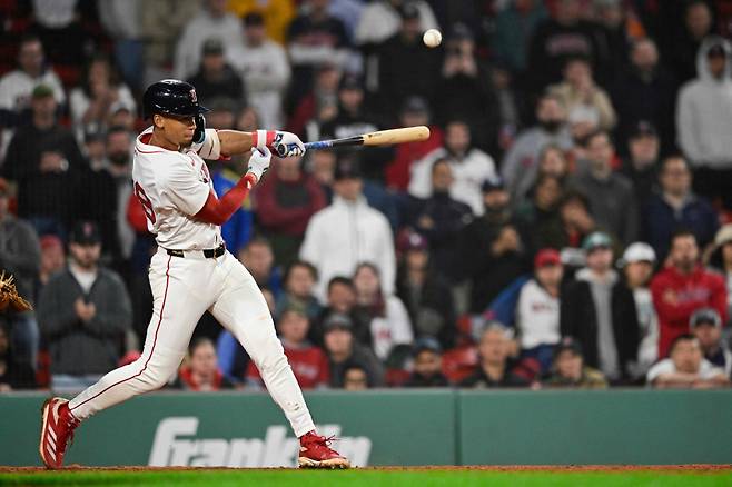 <yonhap photo-3012=""> BOSTON, MASSACHUSETTS - JUNE 09: Kristian Campbell #28 of the Boston Red Sox hits a single to bring teammate Abraham Toro #29 (not pictured) home to tie the game 7-7 in the ninth inning against the Tampa Bay Rays at Fenway Park on June 09, 2025 in Boston, Massachusetts. Jaiden Tripi/Getty Images/AFP (Photo by Jaiden Tripi / GETTY IMAGES NORTH AMERICA / Getty Images via AFP)/2025-06-10 11:45:46/ <저작권자 ⓒ 1980-2025 ㈜연합뉴스. 무단 전재 재배포 금지, AI 학습 및 활용 금지></yonhap>