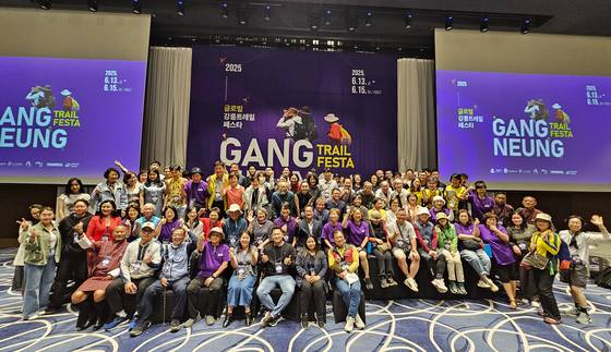 강릉걷기축제지난 13일 2025 강릉 트레일 페스타 첫날 행사에 참가한 국내외 트레일 단체 관계자들.