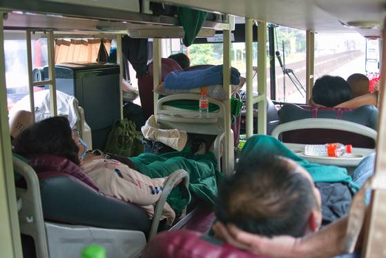 침대 형태 좌석을 갖춘 슬리핑 버스. 장거리 여행에 맞춤한 교통 수단이다.