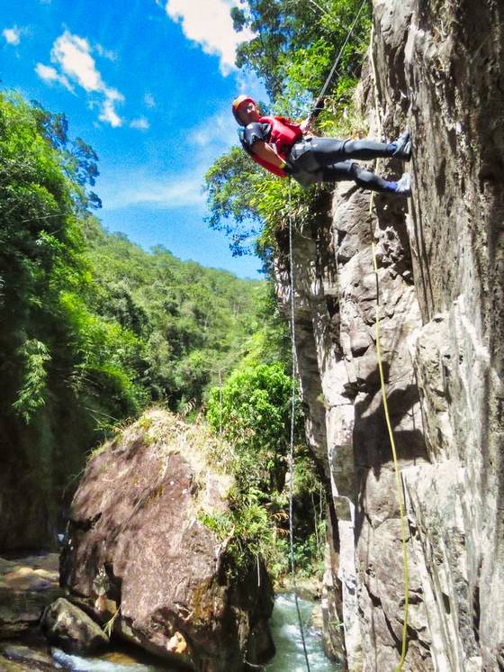 다딴라 폭포에서 캐니어닝, 집라인, 알파인 코스터 등의 액티비티를 즐길 수 있다.