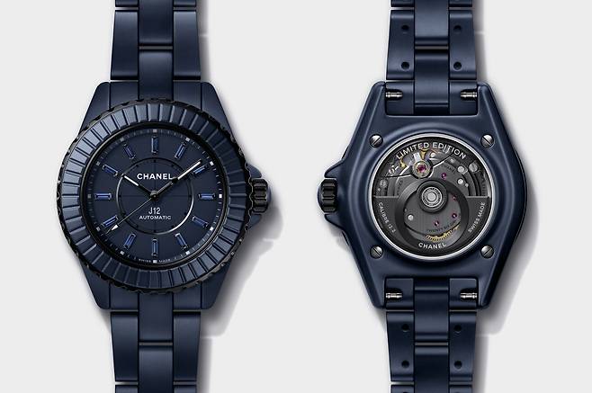 인덱스에 천연 바케트 컷 사파이어를 세팅한 J12 블루 칼리버 12.2 33mm 워치. 사진 샤넬 워치