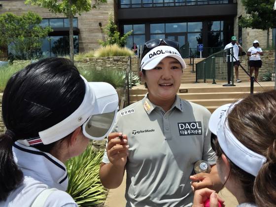 유해란이 KPMA 여자 PGA 챔피언십 경기장에서 팬들에게 사인을 하고 있다. 성호준 기자