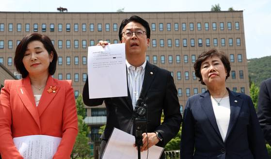 국무총리 후보자 인사청문특위 및 법제사법위원회 위원인 국민의힘 곽규택 의원이 19일 경기도 정부과천청사 법무부 민원실 앞에서 김민석 총리 후보자 출입국 자료제출 거부 사유 확인 및 제출을 촉구하는 발언을 하며 법무부의 답변서를 들어 보이고 있다. 왼쪽부터 김희정, 곽규택, 조배숙 의원. 연합뉴스