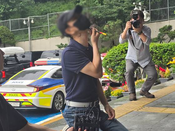 지난해 서울 강남역 의대생 살인 사건 피해자의 아버지가 20일 서울 서초경찰서 앞에서 최모(26)씨의 범행 과정을 재연하며 설명하고 있다. 연합뉴스