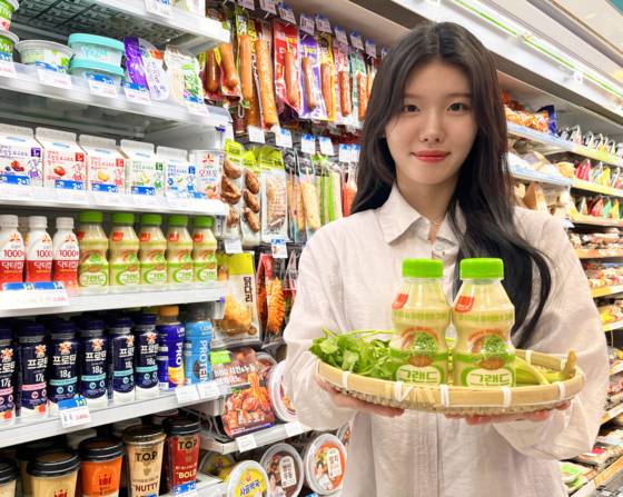 GS25가 올해 5월 출시한 '유어스 야쿠르트 그랜드 미나리'. 이 제품은 출시 첫 달 GS25 액상 요구르트 음료 54종 중 매출 1위에 올랐다. 사진 GS25