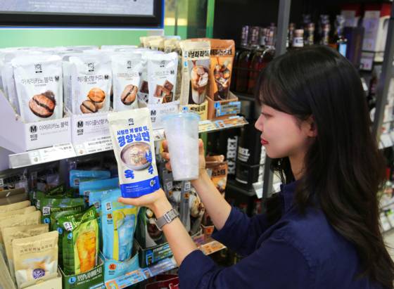 GS25에서 지난해 출시된 파우치형 음료 '유어스 동치미맛 육수'는 출시 세 달 만에 30만개가 팔렸다. 사진 GS25