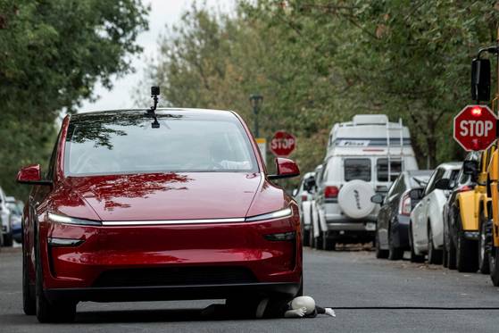 미국 텍사스주 오스틴에서 테슬라 로보택시 정식 서비스를 앞두고 열린 테슬라 로보택시 반대 시위가 열렸다. 로이터=연합뉴스