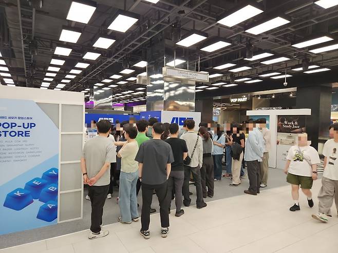 19일 오후 1시 30분쯤 서울 여의도 '더현대 서울'에 문을 연 전자랜드 타건샵 브랜드 세모키(세상의 모든 키보드) 팝업스토어에서 방문객들이 각종 키보드 제품을 살펴보고 있다. 사진=김대영 기자