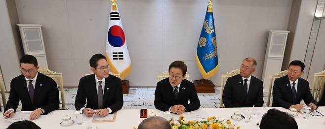 이재명 대통령이 6월 13일 용산 대통령실 청사에서 열린 기업 총수 및 경제6단체 간담회에서 발언하고 있다. 구광모 LG그룹 회장, 이재용 삼성전자 회장, 이 대통령, 정의선 현대차그룹 회장, 신동빈 롯데그룹 회장. 사진=대통령실사진기자단