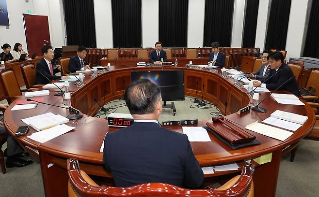 이종석 국가정보원장 후보자(뒤쪽 가운데)가 지난 19일 국회 정보위원회에서 대북·안보 관련 질의를 위해 비공개로 진행되는 인사청문회에 참석해 신성범 위원장의 발언을 듣고 있다. 연합뉴스