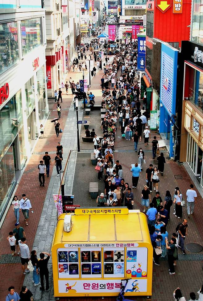 People line up to purchase 10,000-won ($7.26) tickets for various musical productions of the Daegu International Musical Festival in Dongseong-ro, central Daegu on June 14. (DIMF)