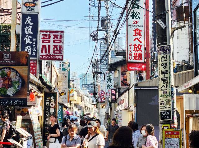 한국 식당 등이 몰려 있는 일본 도쿄 신주쿠구 신오쿠보 거리 코리아타운이 19일 많은 일본인으로 북적이고 있다. 몇 년 전만 해도 극우단체들의 혐한 시위가 이어졌던 이 일대는 이제 한류 중심지로 변모했다.