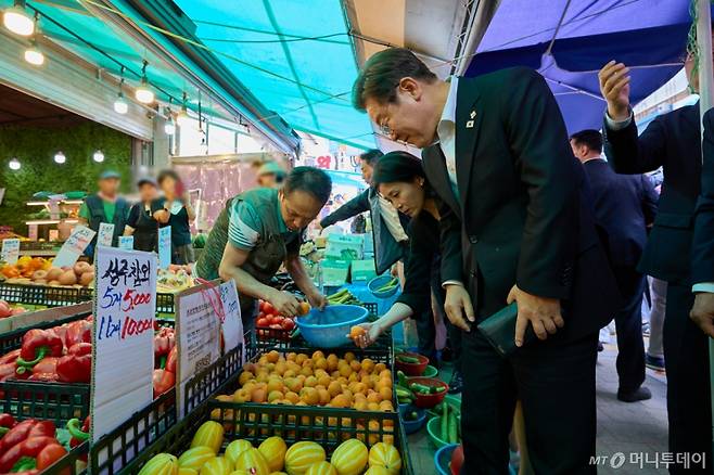 (서울=뉴스1) = 이재명 대통령과 부인 김혜경 여사가 6일 서울 사당동 남성시장을 방문해 과일을 고르고 있다. (대통령실 제공. 재판매 및 DB 금지) 2025.6.6/뉴스1 Copyright (C) 뉴스1. All rights reserved. 무단 전재 및 재배포, AI학습 이용 금지. /사진=(서울=뉴스1)