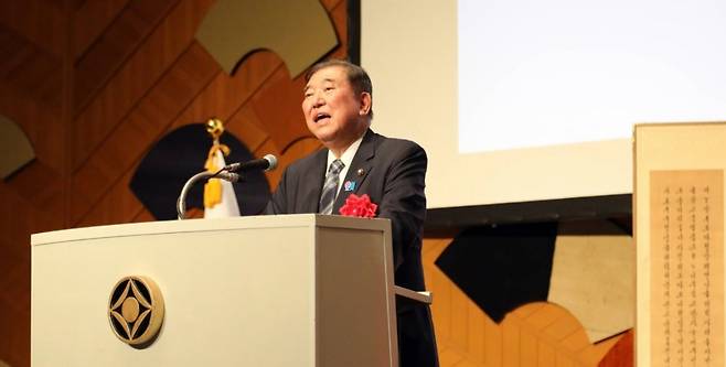 이시바 시게루(石破茂) 일본 총리가 지난 19일 도쿄 뉴오타니 호텔에서 열린 주일한국대사관 주최 '한일 국교정상화 60주년' 리셉션에 예고없이 참석해 인사말을 하고 있다. 이시바 총리 오른쪽으로 병풍이 눈에 띈다. 이 병풍에는 조선시대 문인 송강 정철의 '성산별곡'이 쓰여 있다. 1965년 12월18일 서울에서 열린 한일 조약 비준서 교환식에 사용된 병풍으로 한일 양국이 6폭씩 보관하고 있다. / 사진=뉴스1