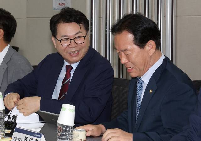 이한주 국정기획위원회 위원장이 18일 정부세종컨벤션센터에서 열린 경제1분과 기획재정부 업무보고에서 정태호 분과위원장과 얘기를 나누고 있다. 연합뉴스