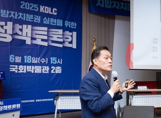 이재준 경기 수원시장이 지난 18일 국회박물관 2층에서 열린 ‘지방자치분권 실현을 위한 정책토론회’에서 발언하고 있다. 수원시청 제공