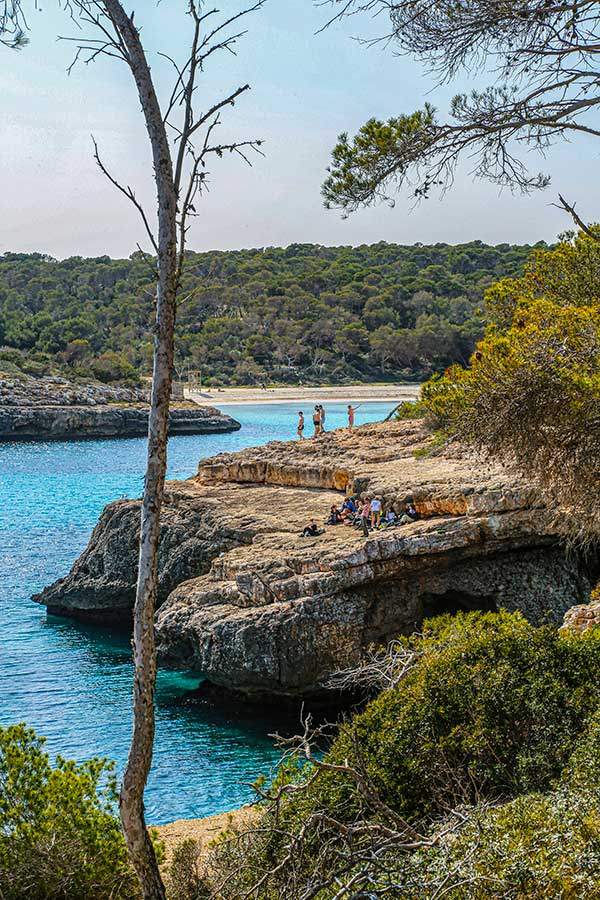 아슬아슬한 절벽 위에서 다이빙을 즐기는 현지인들.