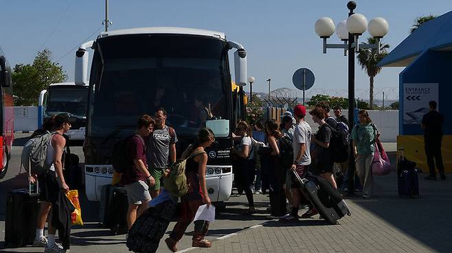 이스라엘에서 버스로 대피 중인 키프러스인들