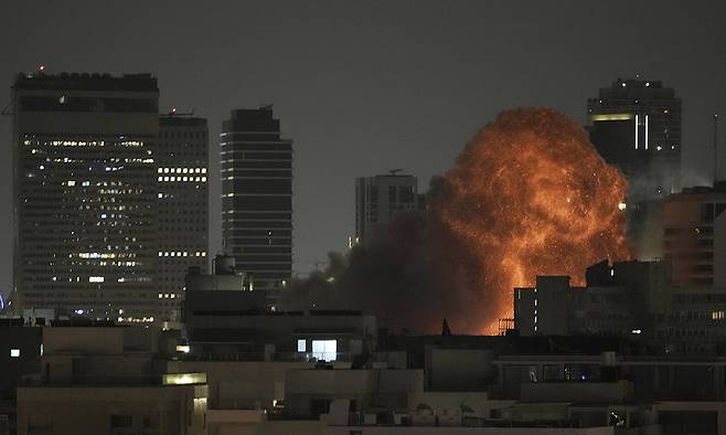 지난 15일 이란이 쏜 미사일이 이스라엘 텔아비브 시가지에서 폭발하고 있다. AP연합뉴스