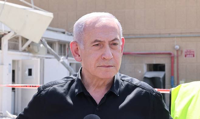 베냐민 네타냐후 이스라엘 총리가 19일(현지시간) 이란이 발사한 미사일 공격으로 피해 본 소로카 병원 단지를 방문했다. 로이터연합뉴스