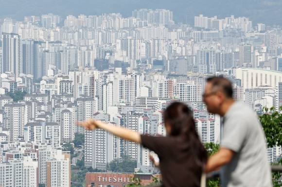 서울 중구 남산에서 바라본 시내 아파트 단지 모습. 뉴스1