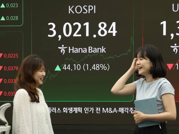 20일 서울 중구 하나은행 딜링룸에서 딜러들이 대화하고 있다. 이날 코스피는 전장보다 44.10포인트(1.48%) 오른 3021.84에 장을 마쳤다. 연합뉴스
