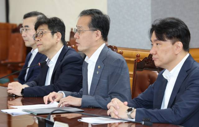 이형일(오른쪽 두 번째) 기획재정부 장관 직무대행 1차관이 19일 서울 중구 은행회관에서 열린 거시경제금융회의에서 발언을 하고 있다. 연합뉴스