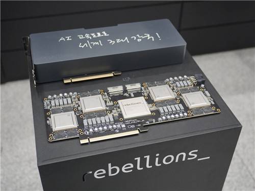 이재명 대통령이 20일 리벨리온의 AI 반도체 위에 남긴 기념 문구. ‘AI 고속도로, 세계 3대 강국’이라고 적혀 있다. 사진제공=리벨리온