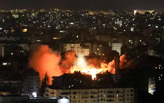 지난 5일(현지시간) 레바논 베이루트 남부 교외의 한 건물들에서 이스라엘 군의 공습으로 불길이 치솟고 있다. 이스라엘군은 이날 헤즈볼라 군사 시설에 대한 공격 경고 후 이 일대 건물에 대한 공습을 단행했다./신화연합뉴스