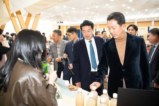 김장호 구미시장이 지난해 구미 소상공인의날 부스를 참관하고 있다ⓒ구미시