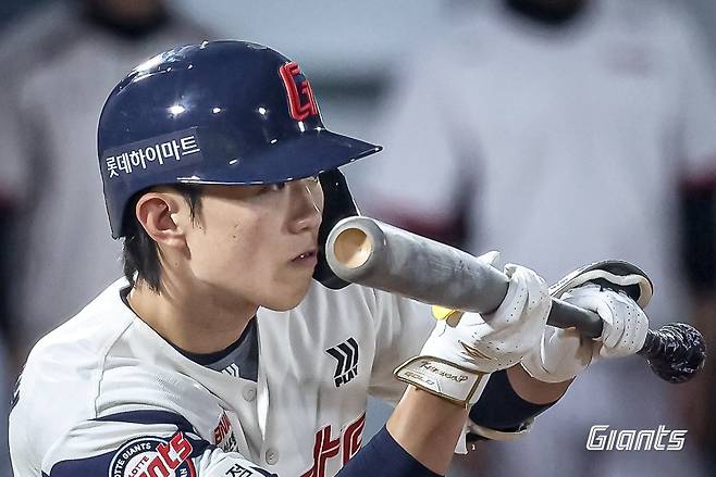 올스타 팬 투표 1위로 생애 첫 별을 달 가능성이 큰 롯데 전민재가 19일 사직구장에서 열린 한화와 홈경기에서 4타수 3안타 1타점 맹타로 팀의 4-3 승리를 이끈 뒤 “제가 감히 올스타전에 나가도 되나 싶다”며 몸을 낮췄다. 사진제공|롯데 자이언츠