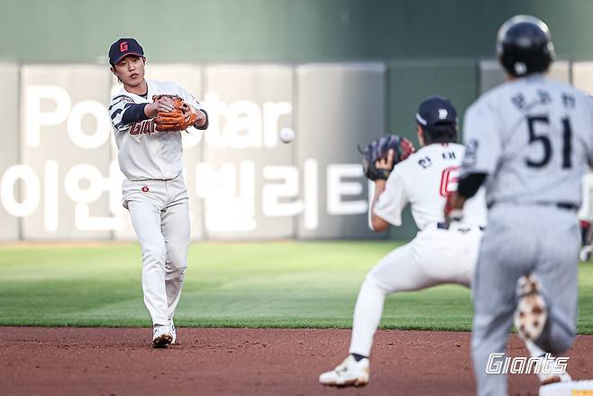 롯데 전민재가 19일 사직구장에서 열린 한화와 홈경기 도중 유격수 수비를 소화하고 있다. 사진제공|롯데 자이언츠