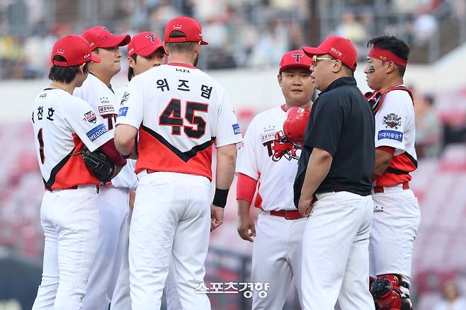 KIA 이범호 감독이 17일 KT전에서 경기 중 마운드로 향해 내야진을 소집한 뒤 이야기하고 있다. KIA 타이거즈 제공