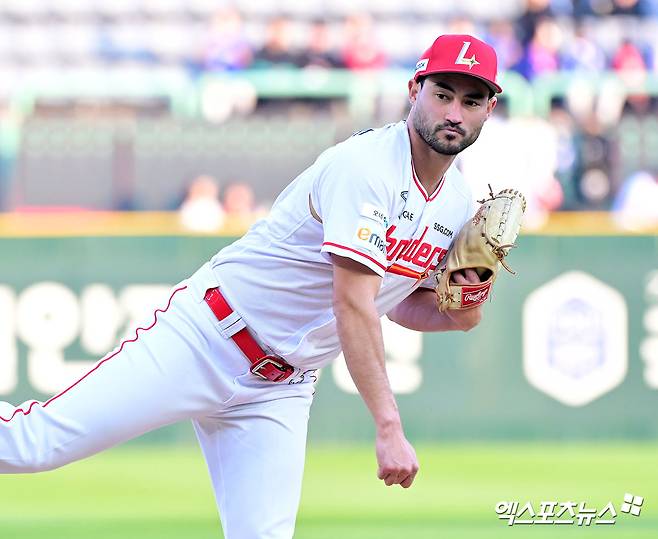 29일 오후 인천SSG랜더스필드에서 열린 '2025 신한 SOL Bank KBO리그' 삼성 라이온즈와 SSG 랜더스의 경기, 1회초 SSG 선발투수 화이트가 공을 힘차게 던지고 있다. 엑스포츠뉴스 DB