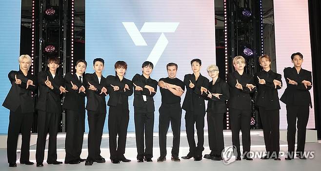 포즈 취하는 브라이언 체스키 에어비앤비 CEO와 세븐틴 (서울=연합뉴스) 류효림 기자 = 브라이언 체스키 에어비앤비 공동 창업자 겸 CEO(가운데)와 그룹 세븐틴이 4일 서울 용산구 리플레이스 한남에서 열린 세븐틴 에어비앤비 익스피리언스 기념 포토세션에서 포즈를 취하고 있다. 2025.6.4 ryousanta@yna.co.kr