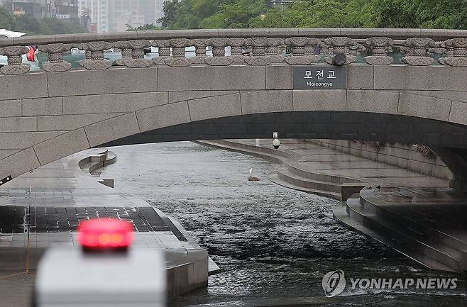 서울 전역 호우주의보 발효 (서울=연합뉴스) 류영석 기자 = 서울 전역에 호우주의보가 내려진 20일 서울 청계천 산책로 출입이 통제되고 있다. 2025.6.20 ondol@yna.co.kr