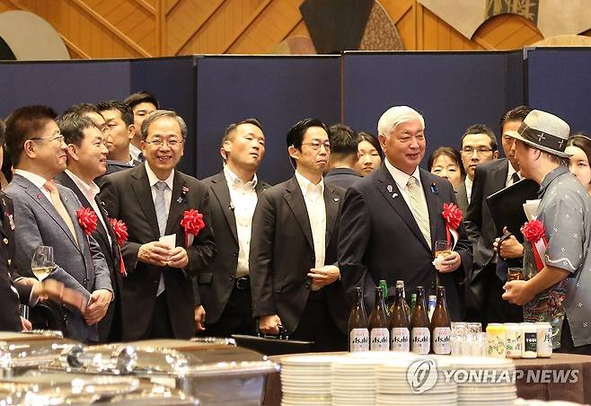 '한일수교 60주년 기념행사'에 모인 일본 각료들 (도쿄=연합뉴스) 박상현 특파원 = 주일 한국대사관이 19일 뉴오타니호텔 도쿄에서 개최한 한일 국교 정상화 60주년 기념 리셉션에 참가한 가토 가쓰노부 재무상, 나카타니 겐 방위상이 웃으며 대화하고 있다.