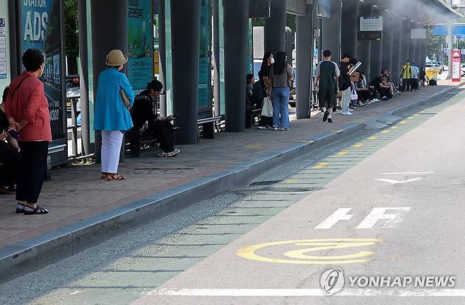 광주 시내버스 파업 장기화 (광주=연합뉴스) 조남수 기자 = 18일 광주 서구 광천동 버스정류장에서 시민들이 시내버스를 기다리고 있다. 광주 시내버스 파업은 이날로 12일 차에 접어들었다. 2025.6.18 iso64@yna.co.kr