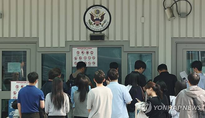 미국, 유학비자 인터뷰 일시 중단 (서울=연합뉴스) 이진욱 기자 = 미국 당국이 미국에 유학하려는 학생에 대해 소셜미디어(SNS) 심사를 의무화하는 방안을 검토하고 있다고 미 정치전문매체 폴리티코가 관련 외교 전문을 입수해 보도했다. 또 미 국무부는 이 같은 제도 도입을 준비하기 위해 전 세계 외교 공관에 유학생 비자 인터뷰를 일시 중단할 것을 지시했다고 이 매체는 전했다. 사진은 28일 서울 종로구 주한 미국대사관 앞에서 미국 비자를 발급받으려는 사람들이 줄을 서 있는 모습. 2025.5.28 cityboy@yna.co.kr